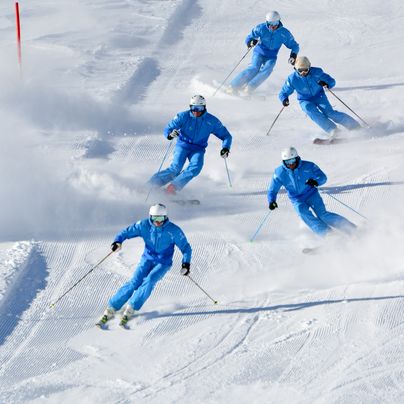 Synchronized skiing