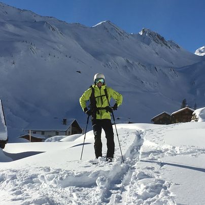 Skitour durch ein Hüttendorf